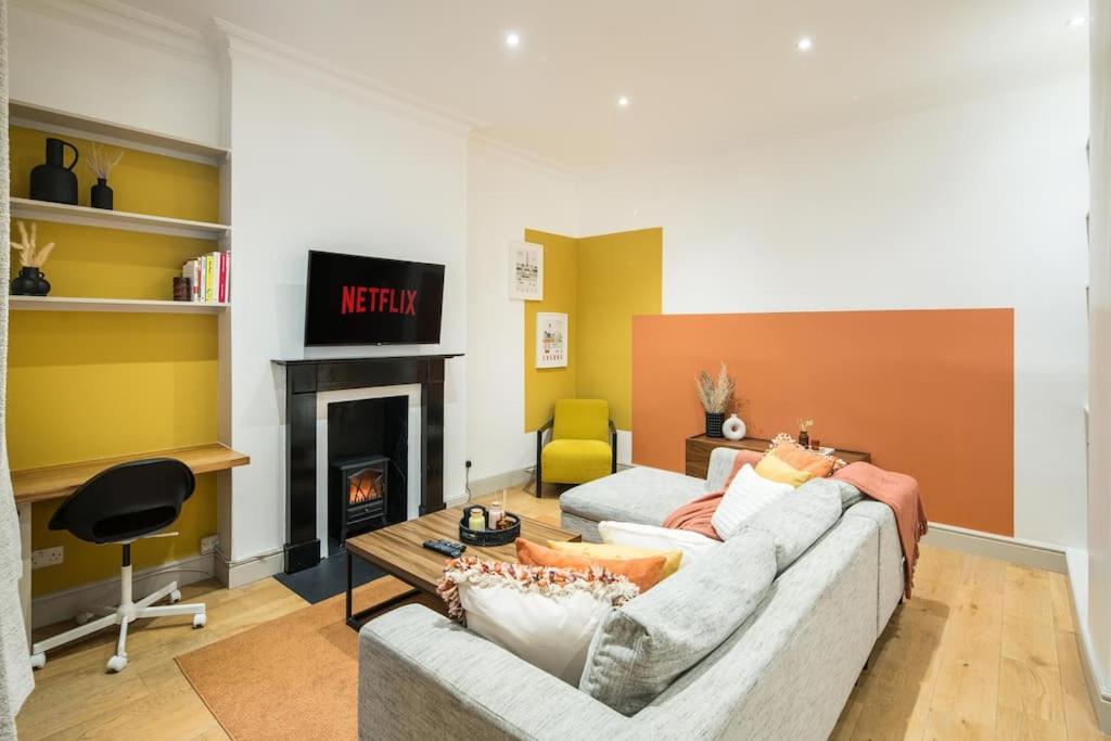 Superb Retreat Central Next Tube Apartment Лондон Екстериор снимка