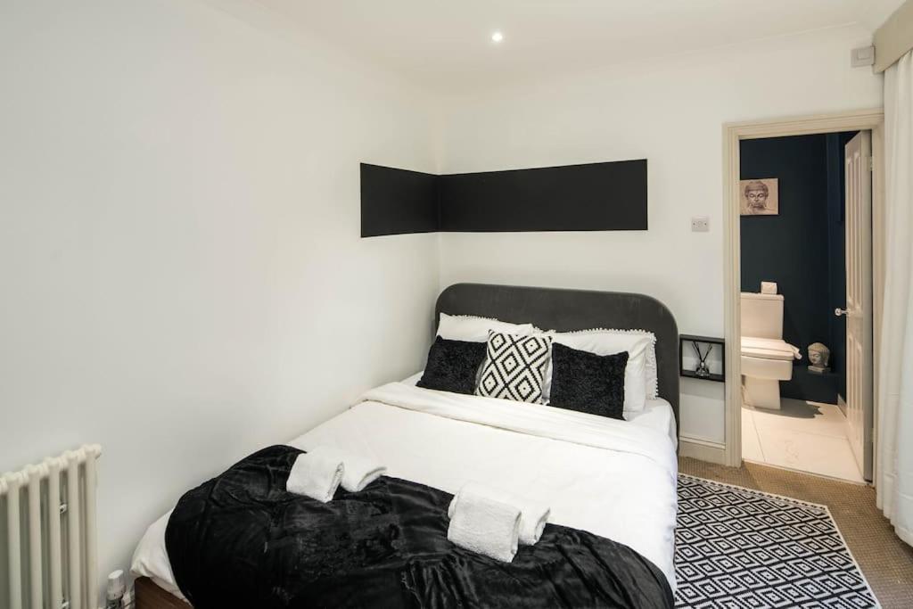Superb Retreat Central Next Tube Apartment Лондон Екстериор снимка