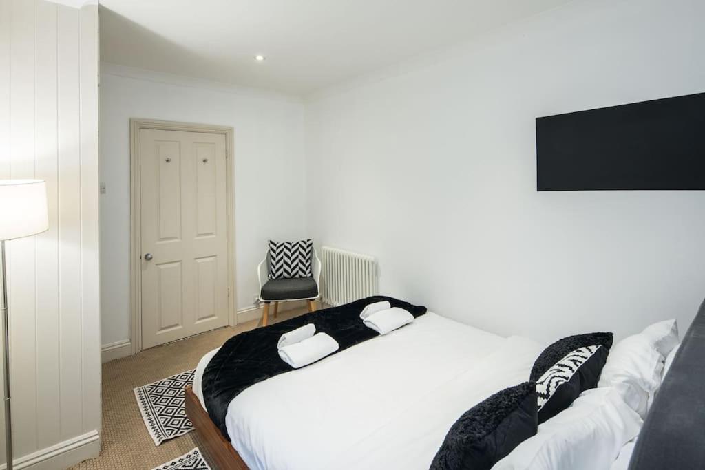 Superb Retreat Central Next Tube Apartment Лондон Екстериор снимка