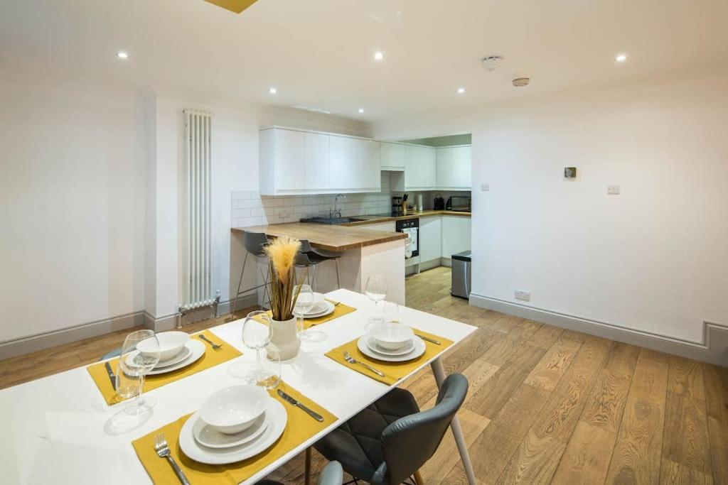 Superb Retreat Central Next Tube Apartment Лондон Екстериор снимка