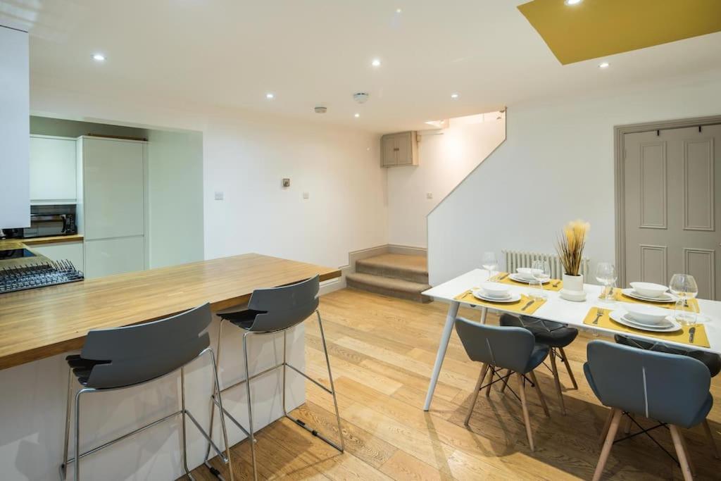 Superb Retreat Central Next Tube Apartment Лондон Екстериор снимка