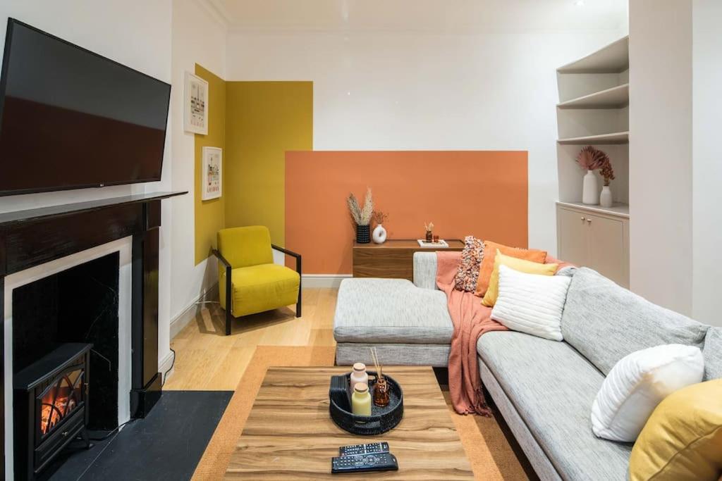 Superb Retreat Central Next Tube Apartment Лондон Екстериор снимка