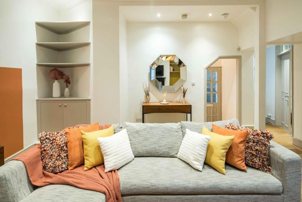 Superb Retreat Central Next Tube Apartment Лондон Екстериор снимка