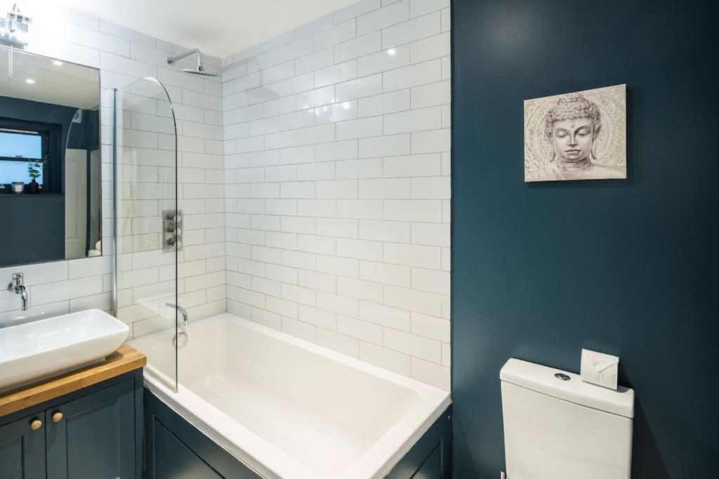 Superb Retreat Central Next Tube Apartment Лондон Екстериор снимка