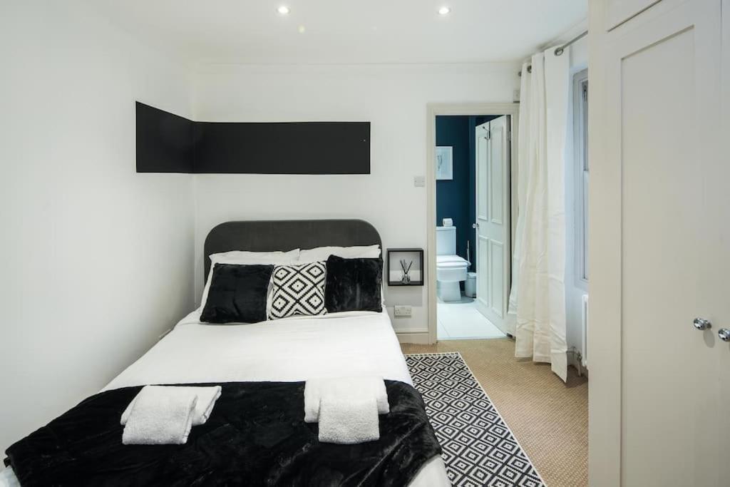 Superb Retreat Central Next Tube Apartment Лондон Екстериор снимка