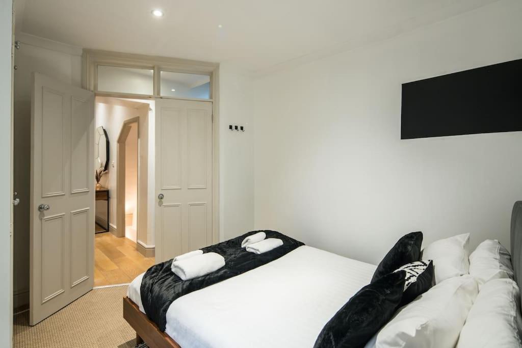 Superb Retreat Central Next Tube Apartment Лондон Екстериор снимка