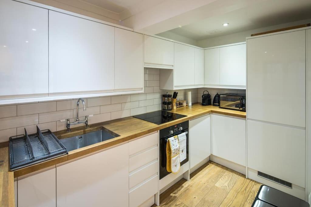 Superb Retreat Central Next Tube Apartment Лондон Екстериор снимка